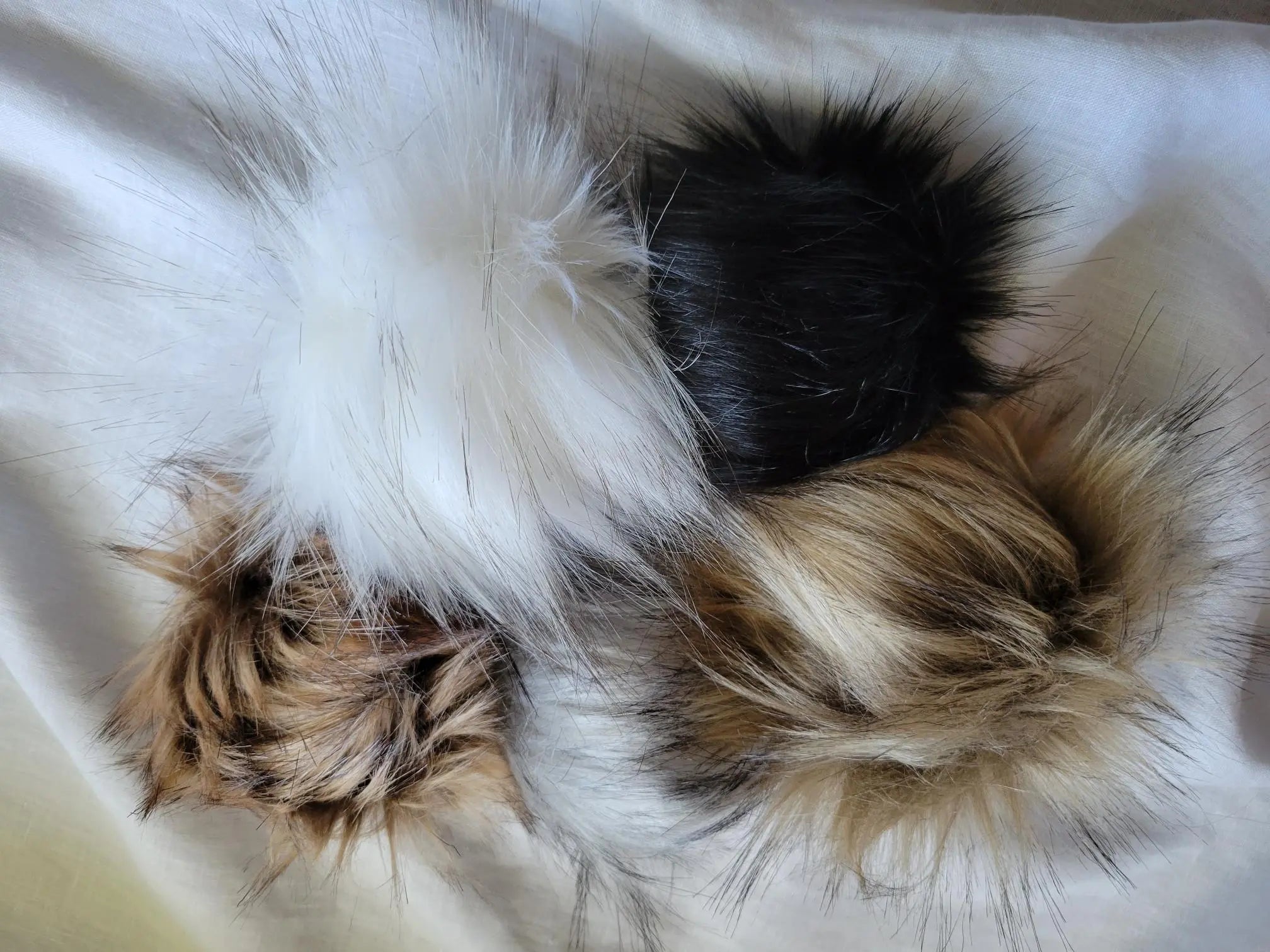 Faux Fur Pompoms Yarn Traveler & Haberdashery