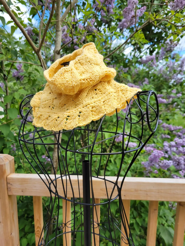 Knitwear: Lace Neck Warmer Yarn Traveler & Haberdashery